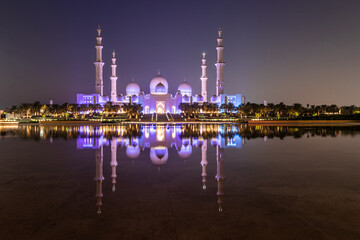 Wall Mural - Night view of Sheikh Zayed Grand Mosque in Abu Dhabi, United Arab Emirates.