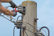 Stromleitung an altem Strommast wird repariert