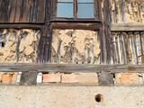 Fototapeta Miasto - Fassade einer alten Bauernscheune mit Lehmputz, Holzverkleidung, Balken, Ziegelsteinen und Graupelputz