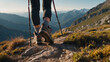 Nahaufnahme einer Wanderin mit Trekkingstöcken auf Bergpfad in den Bergen