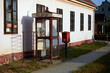 Stara budka telefoniczna i skrzynka pocztowa przy budynku poczty na Węgrzech