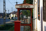 Fototapeta Storczyk - Stara budka telefoniczna i skrzynka pocztowa przy budynku poczty na Węgrzech