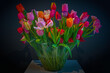 Tulipany ozdobne różne światowe odmiany w wazonowym wiosennym bukiecie.
