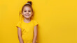 Garota de 8 anos isolada no fundo amarelo 