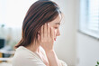 © One - 鏡の前でスキンケアをする20代女性