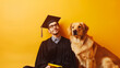 Jovem cego vestindo beca de formatura ao lado de seu cão guia no fundo amarelo