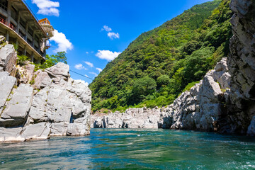 Wall Mural - 大歩危峡観光遊覧船から見た、大歩危渓谷を流れる吉野川と青空