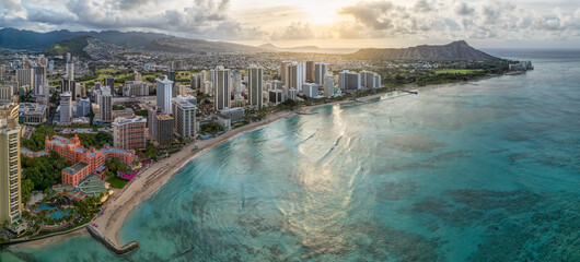 Wall Mural - sunrise of Honolulu with Waikiki beach