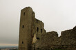 Torre del Pellegrino con rovine mura e cielo nuvoloso a Montefiascone