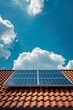 Photovoltaik-Anlage auf dem Dach eines Hauses in der Sonne