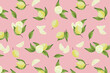 Fondo patrón de limones pintados a mano con acuarelas sobre fondo rosa. Diseño frutal cítrico veraniego.