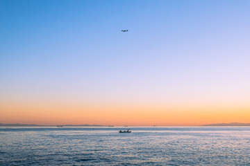 Wall Mural - 夕暮れ時の海に浮かぶ船