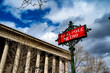 Panneau du Métro parisien sur fond d'église de la Madeleine