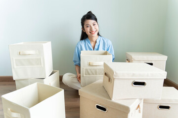 Canvas Print - Young Asian woman moving to new house