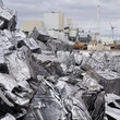 gepresster Metallschrott auf einem Schrottplatz im Hafen von Magdeburg in Deutschland, im Hintergrund eine Fabrik