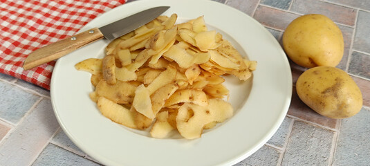 Sticker - épluchure de pommes de terre, en gros plan, dans une assiette