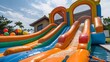 Aufblasbare Hüpfburg-Wasserrutsche im Hinterhof, bunte Hüpfburg-Rutsche für Kinderspielplatz