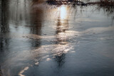 Fototapeta Fototapety do pokoju - Zimowy widok na zamarzniętą wodę z kawałkami lodu. 