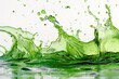 Flüssiges und spritzendes grünes Wasser, weißer Hintergrund 