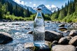 Mineralwasserflasche vor einem Bach im Gebirge 