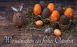 Grußkarte Frohe Ostern:  Ostereier in einer Eierschachtel mit dem Ostergruß Frohe Ostern.