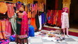 Vente de vétements de style indien, pour femme, écharpes et robes, toute coloré, tendu sur des fils à linge, en train de sécher, à l'intérieur d'un grand magasin hindu et de tissu oriental, beauté art