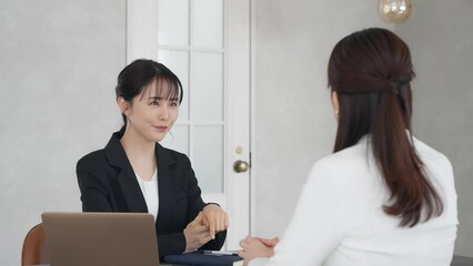 Fototapete - オフィスで会話する二人の女性