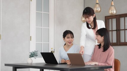 Aufkleber - オフィスで会話するカジュアルウェアの女性グループ