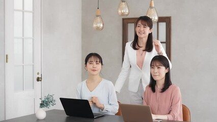 Aufkleber - オフィスで働くカジュアルウェアの女性グループ