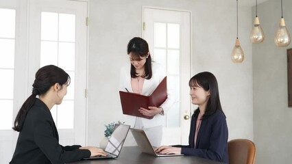 Aufkleber - カジュアルなオフィスで会議する三人のビジネスウーマン