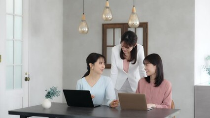 Aufkleber - オフィスで会話するカジュアルウェアの女性グループ