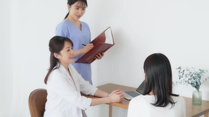 Aufkleber - 患者を診察する女性医師
