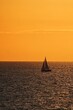 Segelboot auf dem Meer im Sonnenuntergang