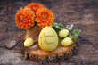 Oeufs de Pâques colorés avec des fleurs printanières et le texte Joyeuses Pâques.