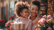 Dia das Mães: Uma mãe negra recebendo uma caixa de presente da filha. Uso: design, propaganda, publicidade, celebração da maternidade e diversidade.