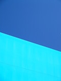 Fototapeta  - 青い壁と春の青い空