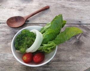 Poster - Fresh vegetable salad in the bowl