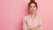 © VicPhoto - Mujer joven con ls brazos cruzados,  camisa rosa y con fondo de color rosa