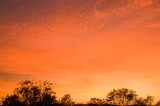 Fototapeta Do pokoju - Rozpalone niebo o zachodzie słońca