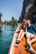 Para na tle rajskiego widoku na jeziorze w tajlandii