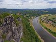 Blick von der Felsformation Bastei auf den Ort Rathen und die Elbe in der Sächsischen Schweiz, Deutschland