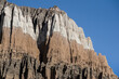 Rocas sedimentarias de varios colores, erosionados por el paso del tiempo.  