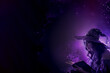 sorcière en tenue avec un chapeau pointu qui lit un livre de sortilèges qui brille et scintille et luit d'une lumière violette, Halloween sur Fond noir et violet avec espace négatif copy space