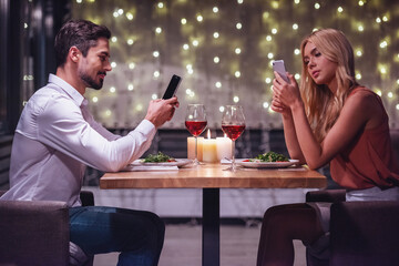 Wall Mural - Couple on a date