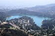 Lake Hollywood Reservoir, Stausee in Los Angeles, Kalifornien, Panorama an einem sonnigen Tag mit klarem blauen Himmel