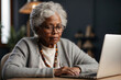 Seniorin mit Brille konzentriert am Laptop – Technik im Alter