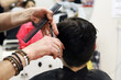 © M.Madriñán - niño con el pelo largo cortándolo en la peluquería para donarlo para hacer pelucas para personas enfermas de cáncer