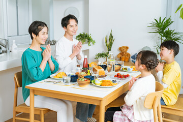 Wall Mural - ダイニングで食事する4人家族