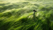 Mujer andando sobre larga hierba verde 