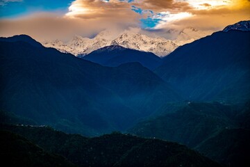 Poster - Stunning aerial view of a majestic Kanchenjunga mountain range view from Pelling